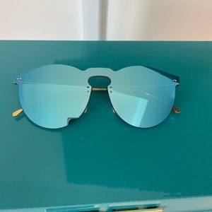 Light blue mirror sunglasses